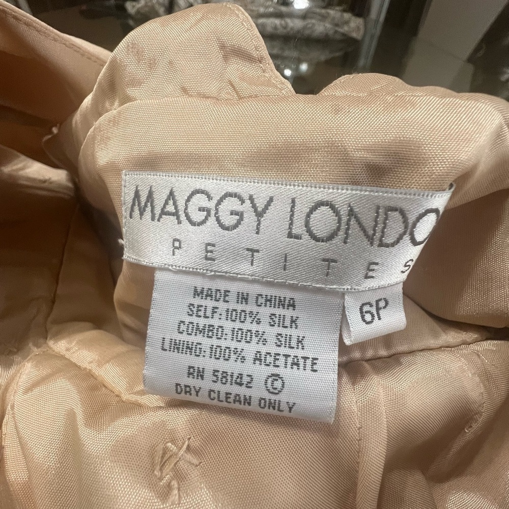 Maggy London Beige V-Neck Midi Dress
Caja 4 - Picture 6 of 6
